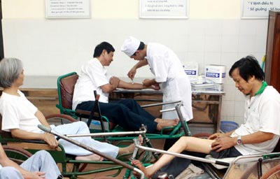 Wounded soldiers looked after carefully